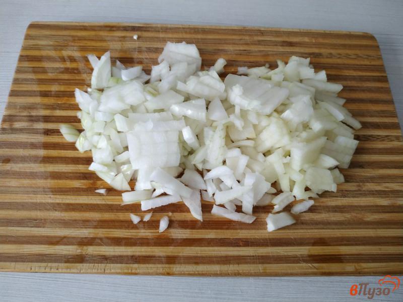 Фото приготовление рецепта: Луковые оладьи с плавленым сыром шаг №1