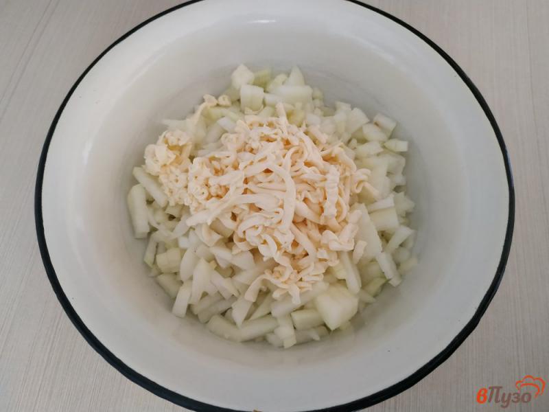 Фото приготовление рецепта: Луковые оладьи с плавленым сыром шаг №3