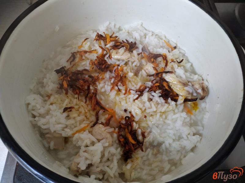 Фото приготовление рецепта: Рисовая каша с тушёнкой шаг №6