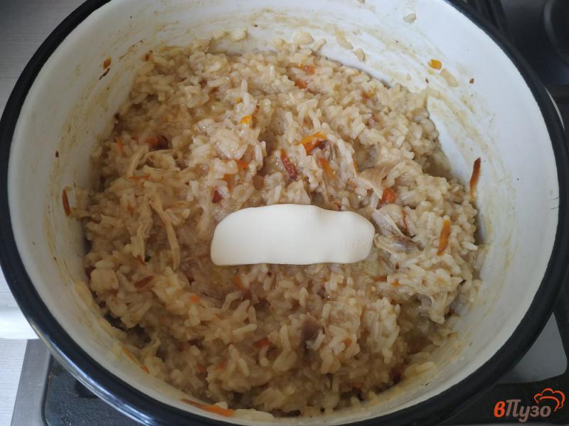 Фото приготовление рецепта: Рисовая каша с тушёнкой шаг №7