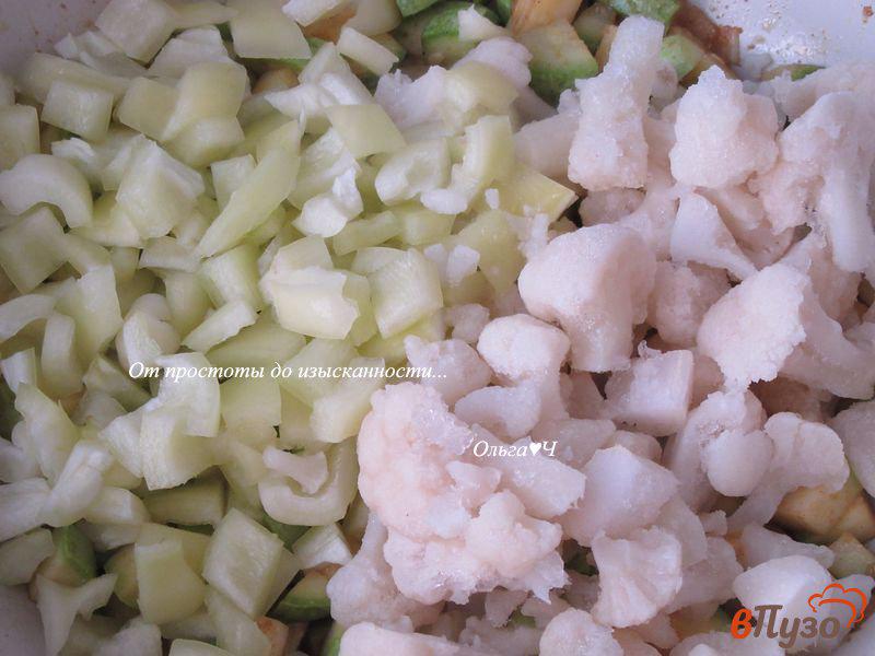 Фото приготовление рецепта: Гороховое рагу с кабачком и цветной капустой шаг №4