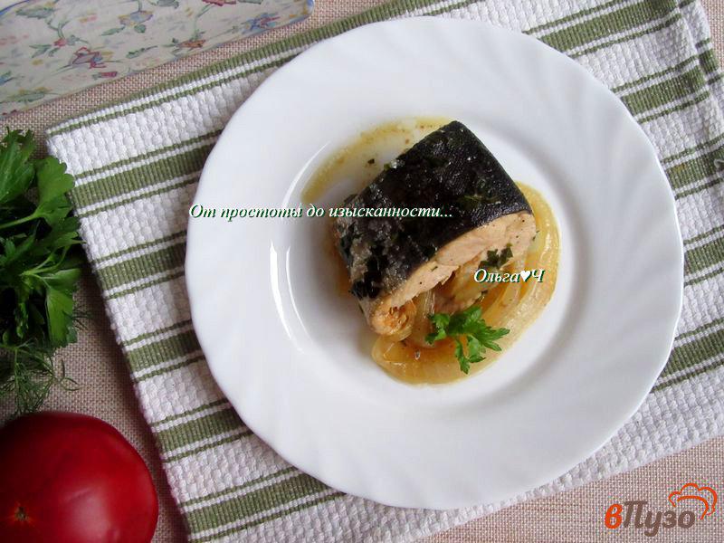 Фото приготовление рецепта: Горбуша в соевом соусе на луковой подушке шаг №7
