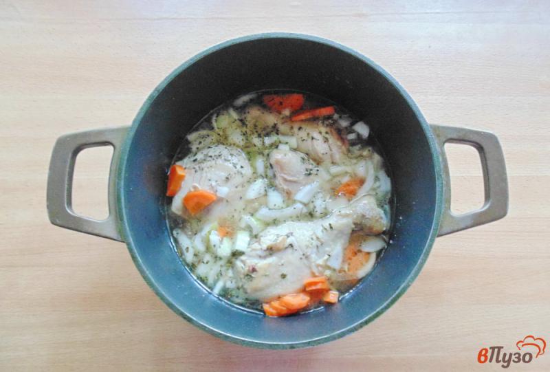 Фото приготовление рецепта: Тушеная курица с кабачком и картофелем шаг №4