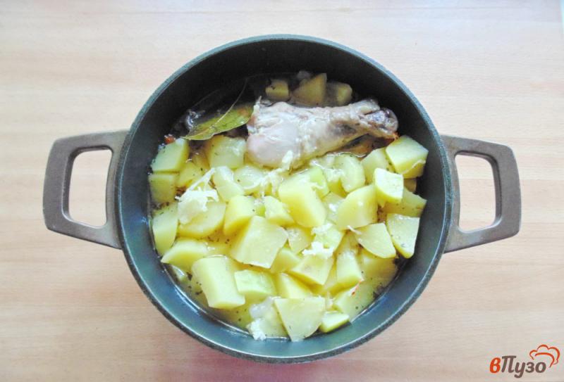 Фото приготовление рецепта: Тушеная курица с кабачком и картофелем шаг №8