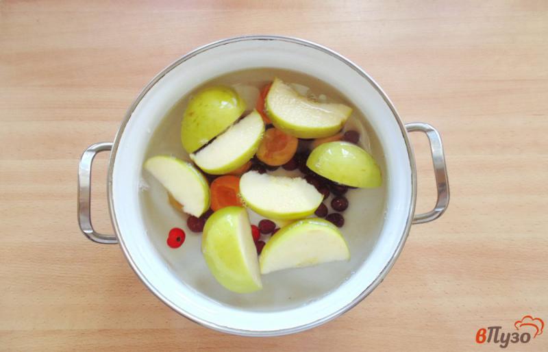 Фото приготовление рецепта: Компот из яблок, абрикос и вишни шаг №4