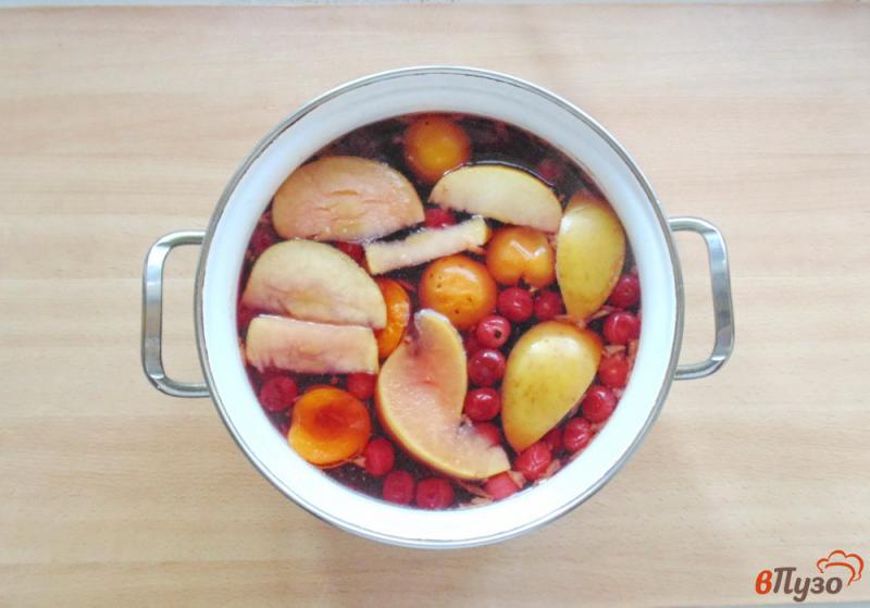 Фото приготовление рецепта: Компот из яблок, абрикос и вишни шаг №5