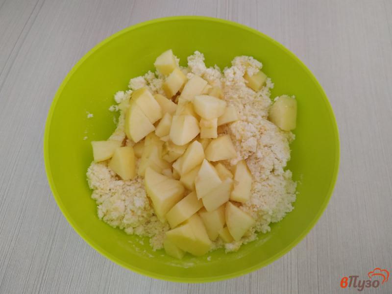 Фото приготовление рецепта: Сырники с яблоками шаг №4