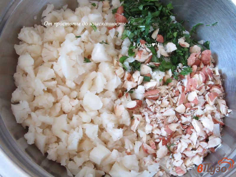 Фото приготовление рецепта: Салат из свежей цветной капусты с фундуком шаг №1