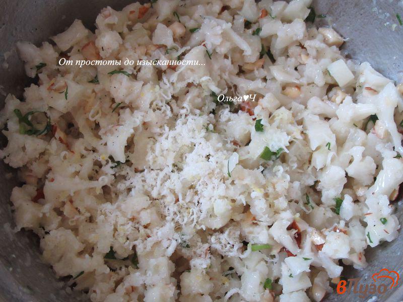 Фото приготовление рецепта: Салат из свежей цветной капусты с фундуком шаг №3