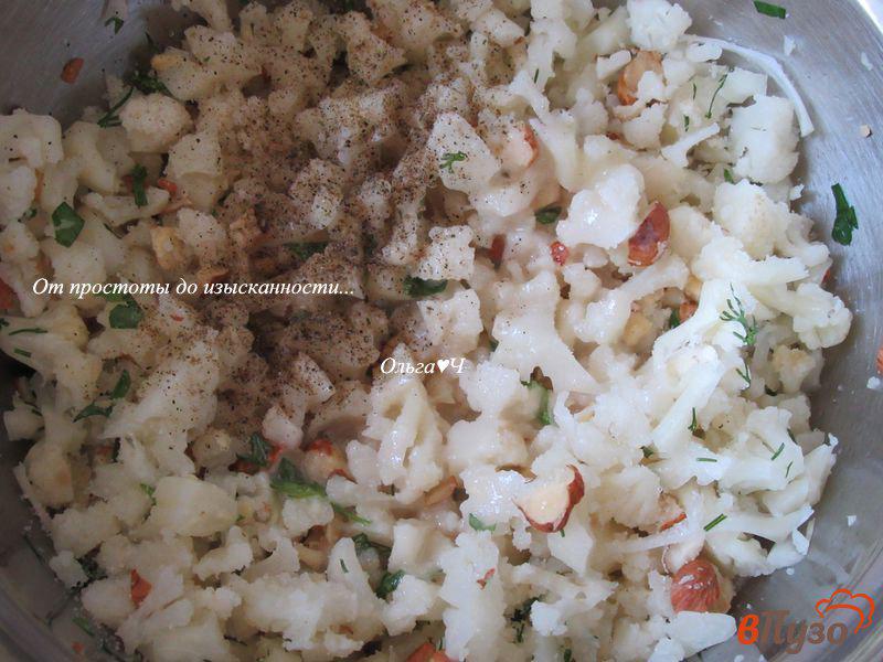 Фото приготовление рецепта: Салат из свежей цветной капусты с фундуком шаг №2