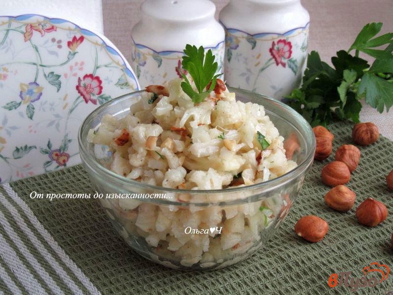 Фото приготовление рецепта: Салат из свежей цветной капусты с фундуком шаг №4