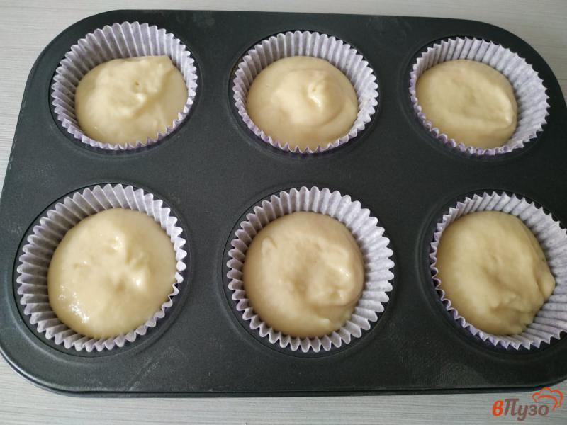 Фото приготовление рецепта: Кексы ванильные на йогурте шаг №7