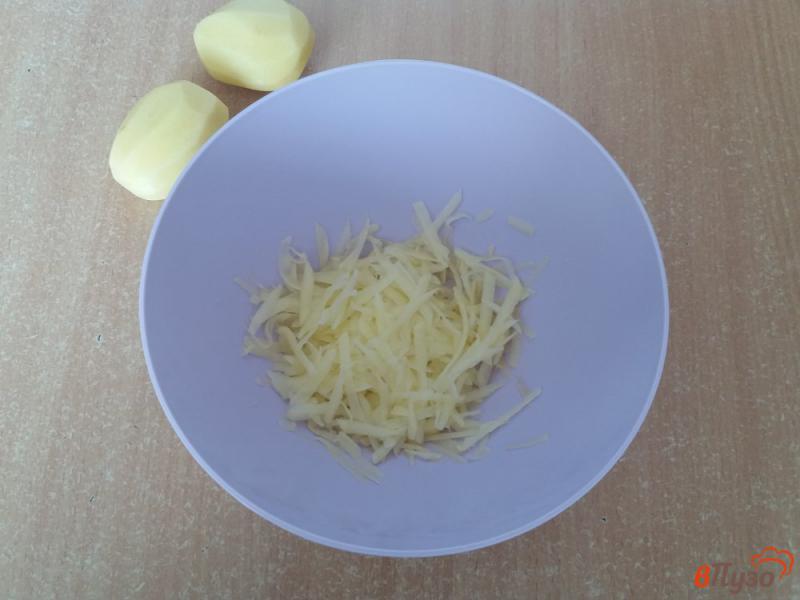 Фото приготовление рецепта: Картофельные драники с плавленым сыром и зеленью шаг №1