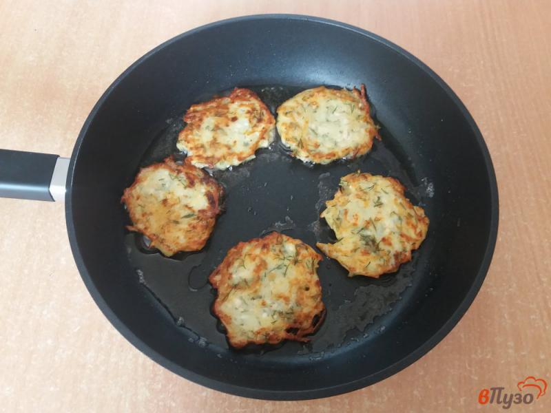 Фото приготовление рецепта: Картофельные драники с плавленым сыром и зеленью шаг №6
