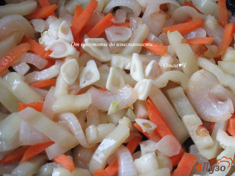 Фото приготовление рецепта: Скумбрия тушеная с овощами шаг №3