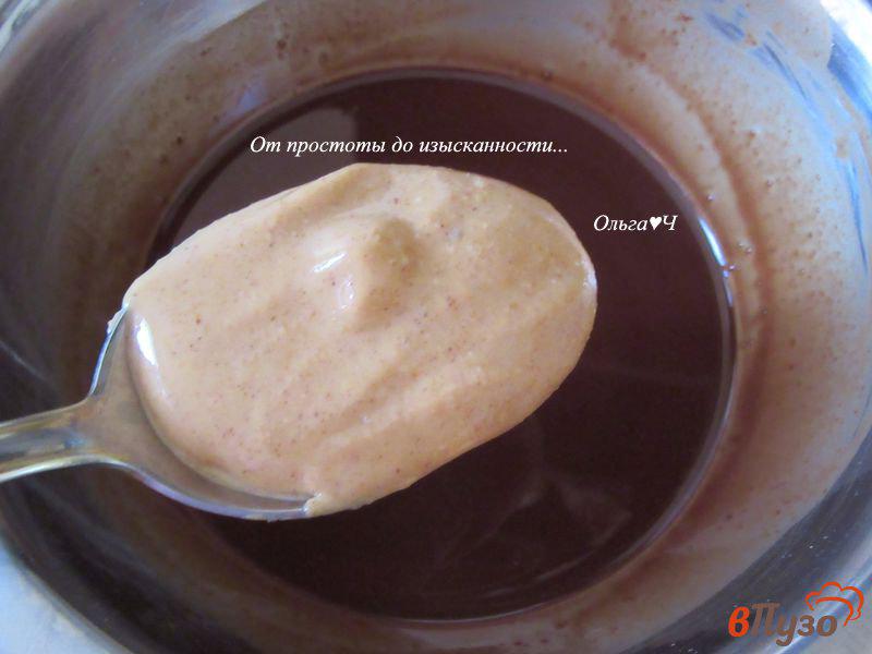 Фото приготовление рецепта: Шоколад с арахисовой пастой и перцем чили шаг №2
