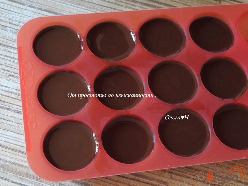 Фото приготовление рецепта: Шоколад с арахисовой пастой и перцем чили шаг №4