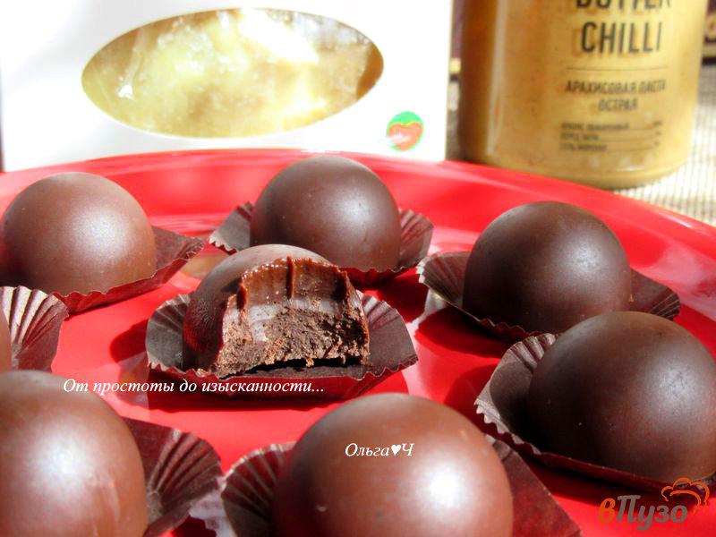 Фото приготовление рецепта: Шоколад с арахисовой пастой и перцем чили шаг №6