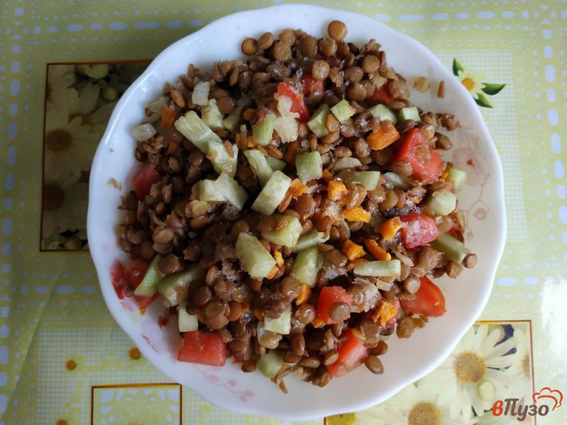 Фото приготовление рецепта: Салат из чечевицы и овощей шаг №7