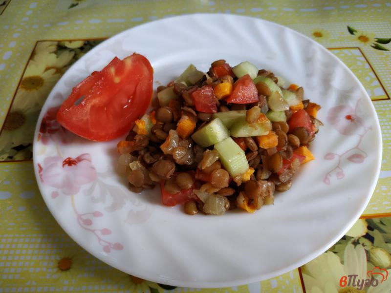 Фото приготовление рецепта: Салат из чечевицы и овощей шаг №8