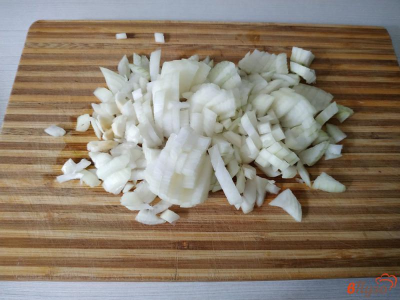 Фото приготовление рецепта: Жареные баклажаны с луком и майонезом шаг №3