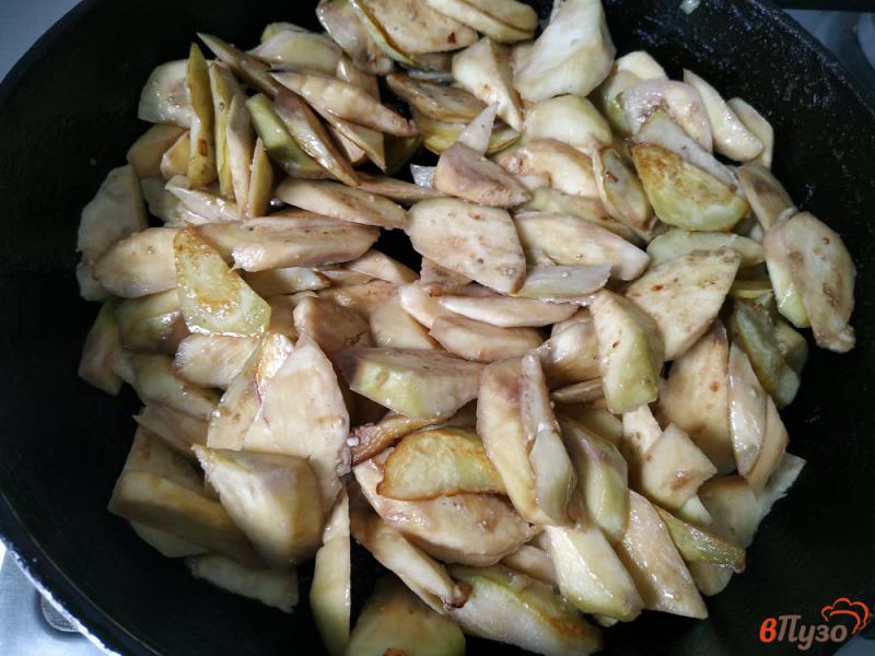 Фото приготовление рецепта: Жареные баклажаны с луком и майонезом шаг №5