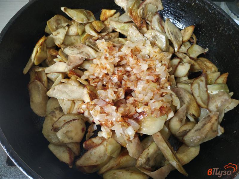 Фото приготовление рецепта: Жареные баклажаны с луком и майонезом шаг №6