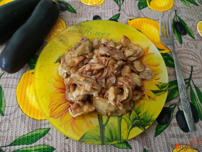 Фото приготовление рецепта: Жареные баклажаны с луком и майонезом шаг №11