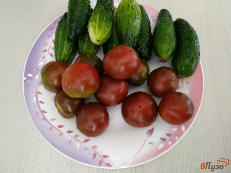 Фото приготовление рецепта: Консервированные огурцы с помидорами шаг №2