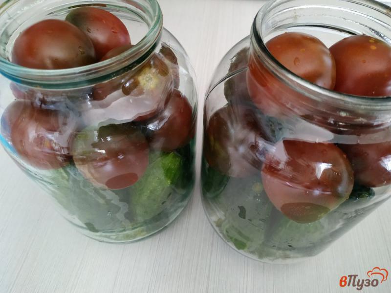 Фото приготовление рецепта: Консервированные огурцы с помидорами шаг №5