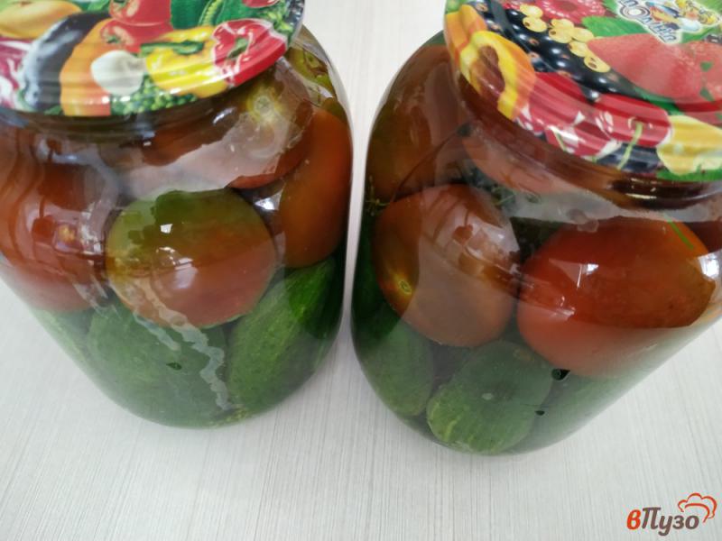 Фото приготовление рецепта: Консервированные огурцы с помидорами шаг №6