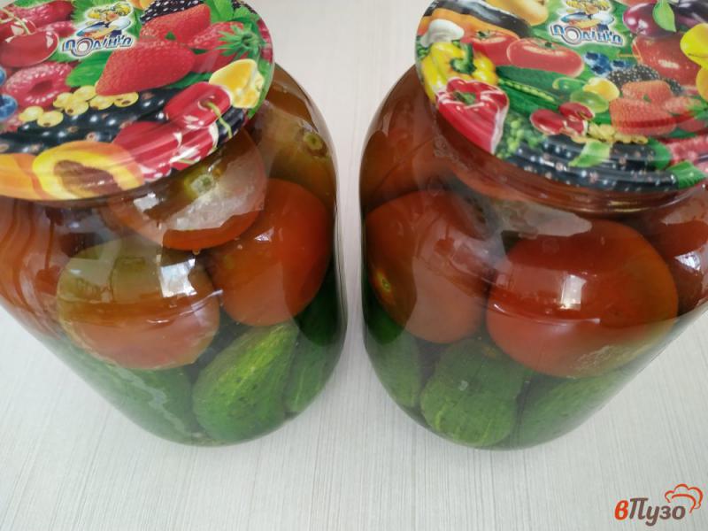 Фото приготовление рецепта: Консервированные огурцы с помидорами шаг №10
