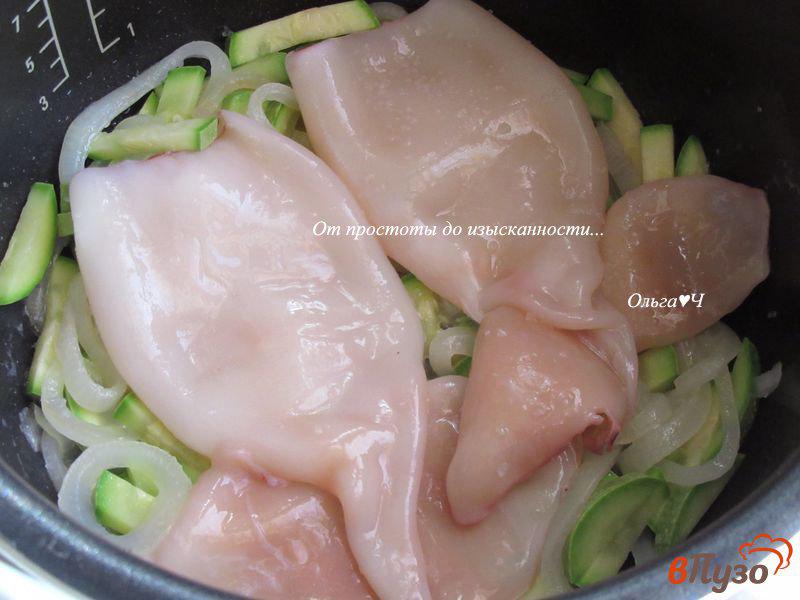 Фото приготовление рецепта: Кальмары с кабачками шаг №3