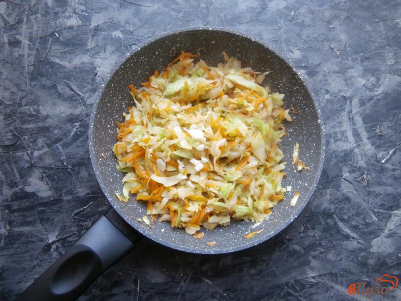 Фото приготовление рецепта: Жареные пирожки с капустой и яйцом на кефире шаг №4
