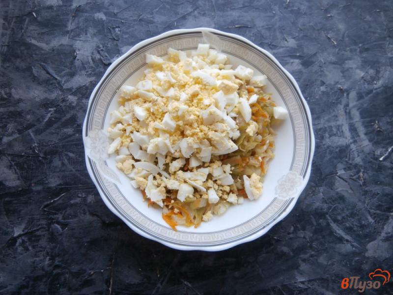 Фото приготовление рецепта: Жареные пирожки с капустой и яйцом на кефире шаг №5