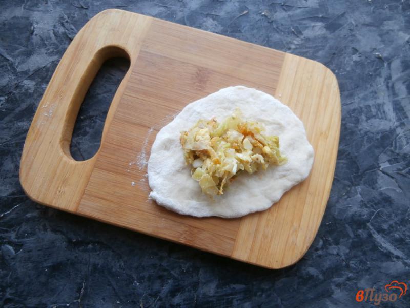 Фото приготовление рецепта: Жареные пирожки с капустой и яйцом на кефире шаг №10