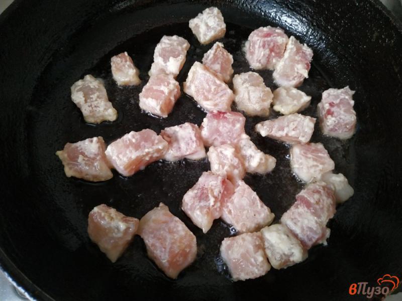 Фото приготовление рецепта: Паста с пангасиусом в сливочном соусе шаг №4