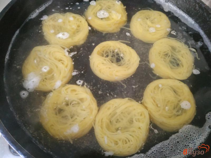 Фото приготовление рецепта: Паста с пангасиусом в сливочном соусе шаг №7