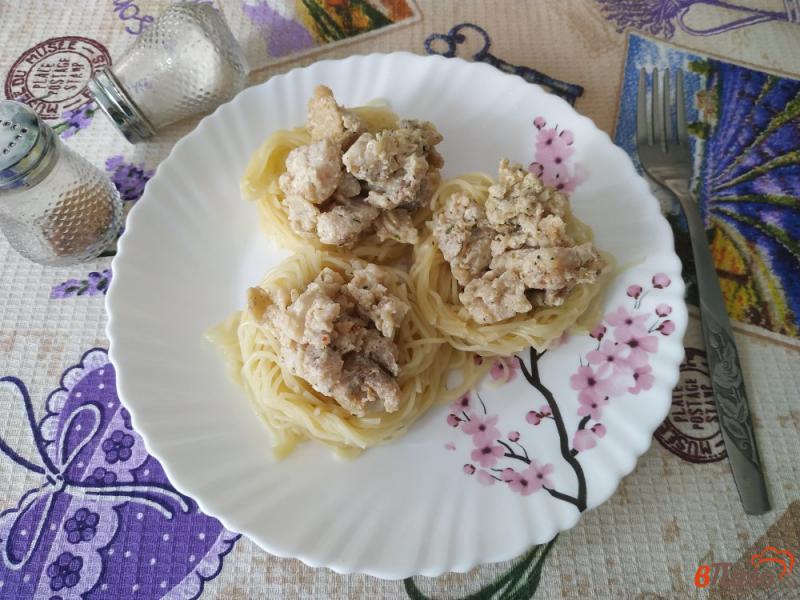 Фото приготовление рецепта: Паста с пангасиусом в сливочном соусе шаг №11