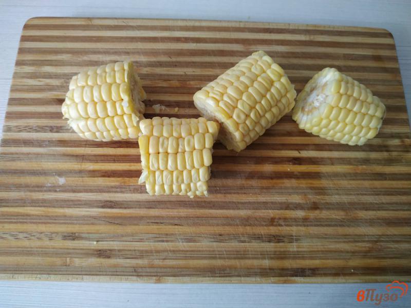 Фото приготовление рецепта: Запечённая кукуруза с картофелем в духовке шаг №2
