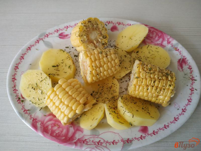 Фото приготовление рецепта: Запечённая кукуруза с картофелем в духовке шаг №3