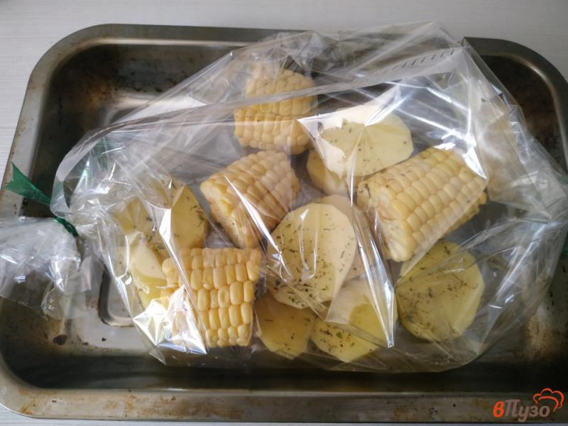 Фото приготовление рецепта: Запечённая кукуруза с картофелем в духовке шаг №4
