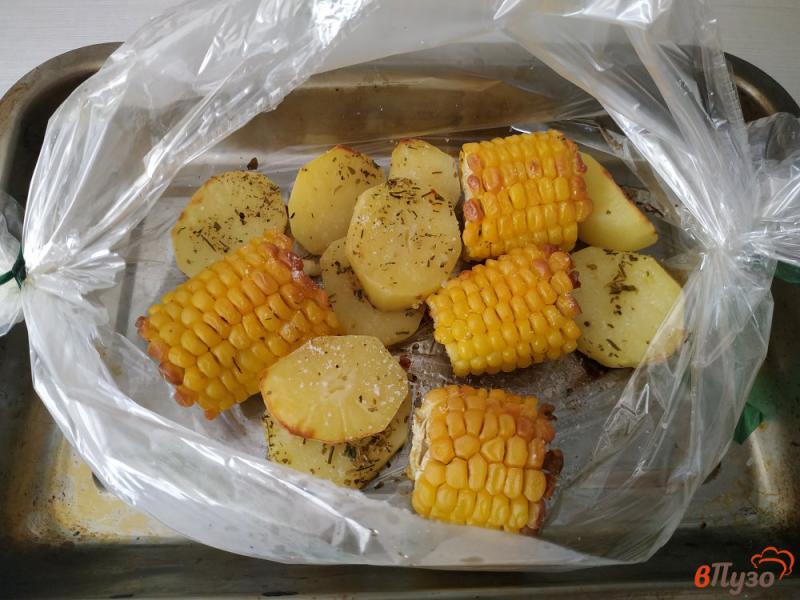Фото приготовление рецепта: Запечённая кукуруза с картофелем в духовке шаг №5
