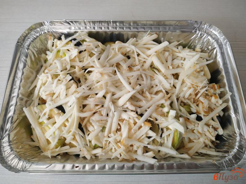 Фото приготовление рецепта: Кабачки запечённые с баклажанами под сырной корочкой шаг №8