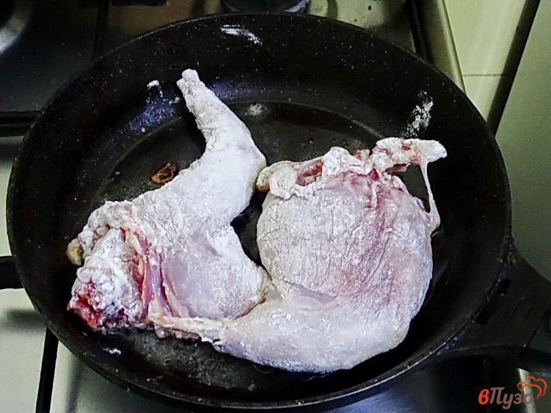 Фото приготовление рецепта: Кролик тушеный в сметане шаг №3