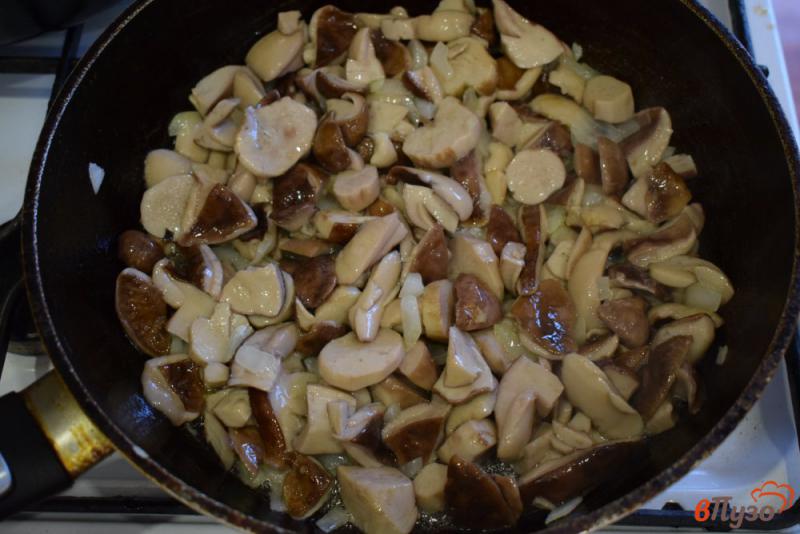 Фото приготовление рецепта: Белые грибы жареные с картошкой шаг №3