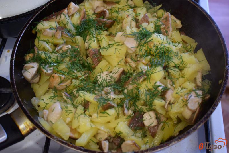 Фото приготовление рецепта: Белые грибы жареные с картошкой шаг №6