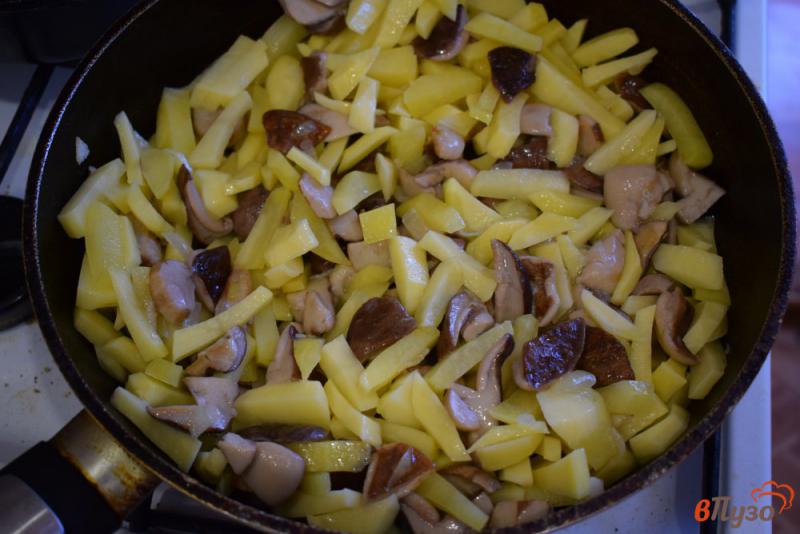 Фото приготовление рецепта: Белые грибы жареные с картошкой шаг №5