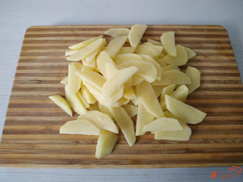 Фото приготовление рецепта: Тушёный картофель на сковороде шаг №1