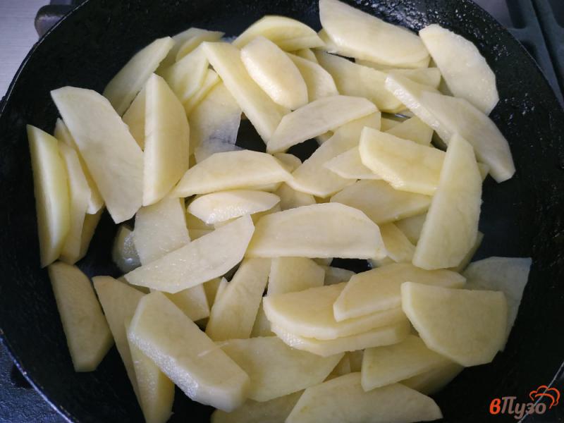 Фото приготовление рецепта: Тушёный картофель на сковороде шаг №3